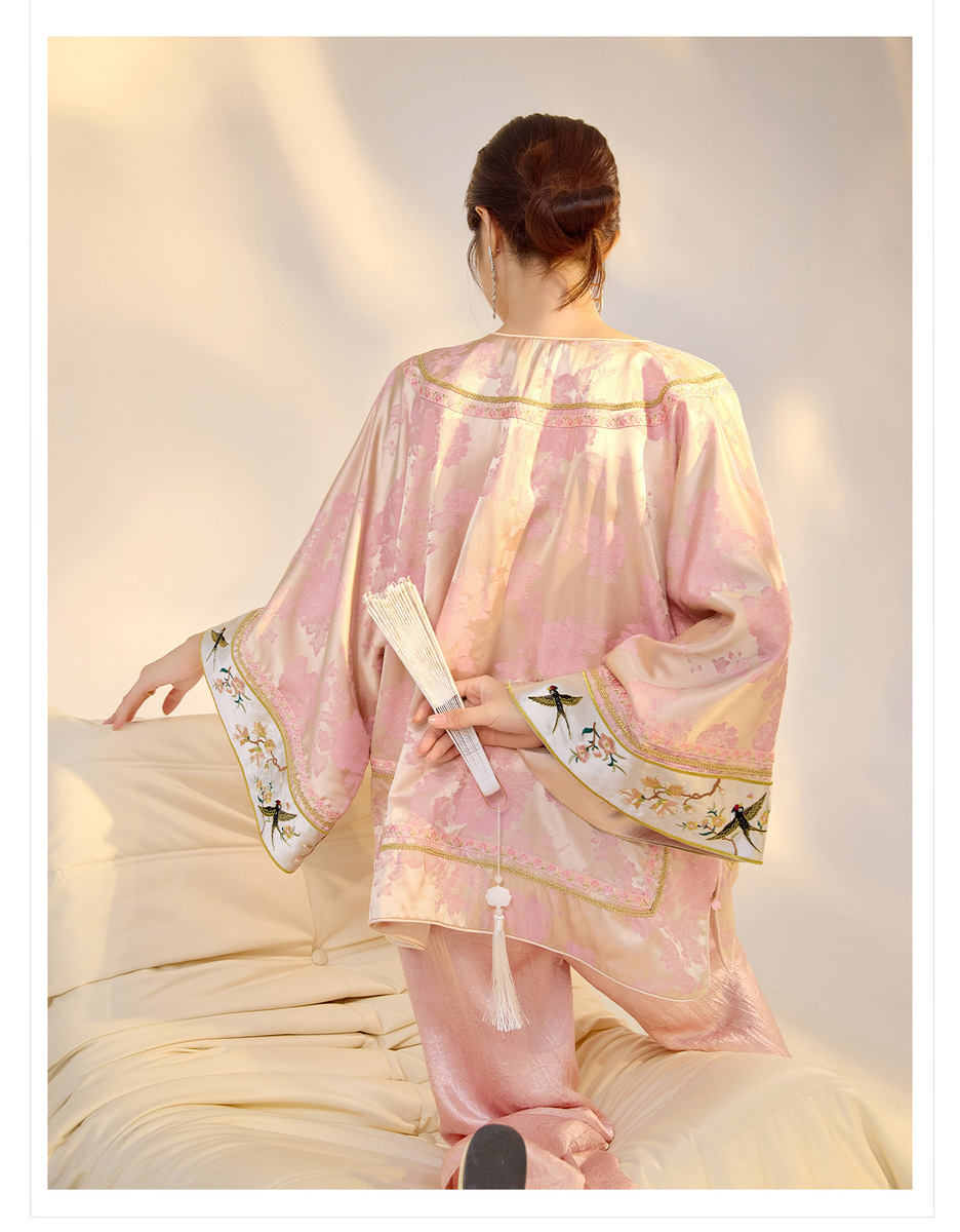 Áo sơ mi nữ dài tay dáng rộng họa tiết hoa nổi chất liệu rayon pha polyester — Củ sen hồng (giao hàng trong 7 ngày), Hoa sen hồng (tóc cùng ngày)