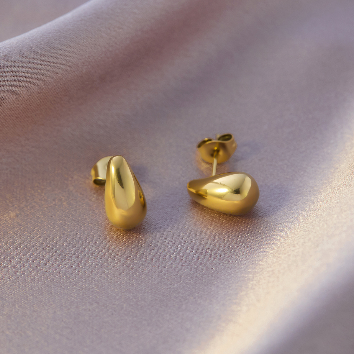 ウォータードロップスモールイヤリング