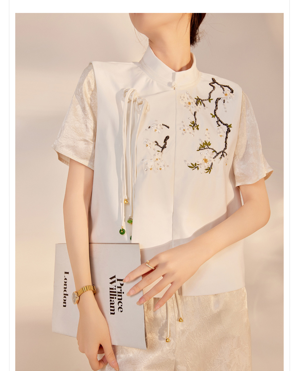 Áo vest nữ cổ đứng thêu nổi cài khuy phong cách thanh lịch — Ngọc Bích Đen (Giao Hàng Ngay), Trắng tuyết satin (tóc làm trong ngày)
