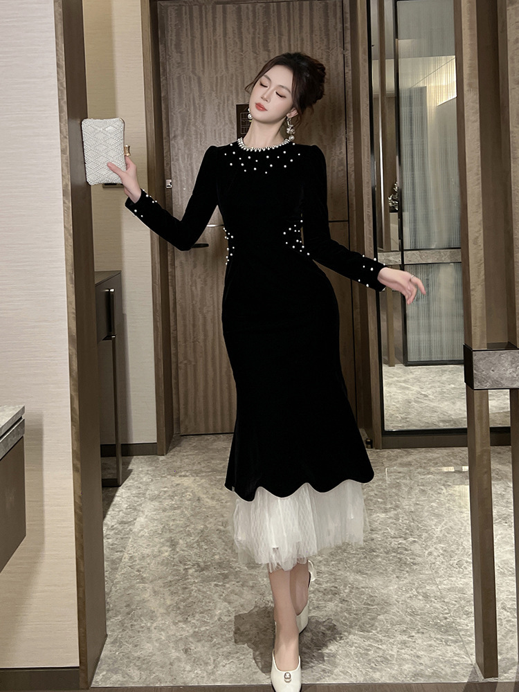 Đầm nhung cổ tròn dài tay đính cườm dáng đuôi cá — Màu đen