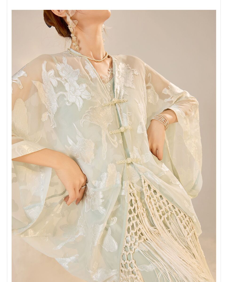 Bộ đầm yếm dài kèm áo cardigan dài tay thêu họa tiết tua rua nữ — Áo cardigan tua rua (giao hàng trong 7 ngày), Áo cardigan tua rua (giao hàng trong ngày), Váy yếm (giao hàng trong 7 ngày), Váy yếm (giao ngay trong ngày)