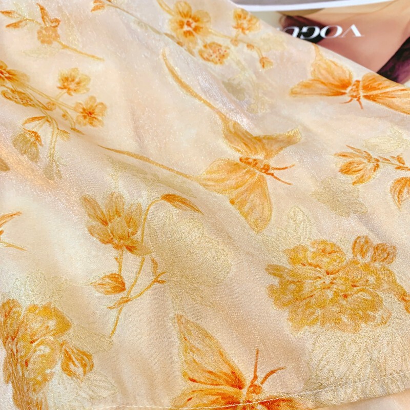 Set áo vest không tay in hoa ren cài khuy kèm chân váy xếp ly dài cạp thấp — Vàng mơ