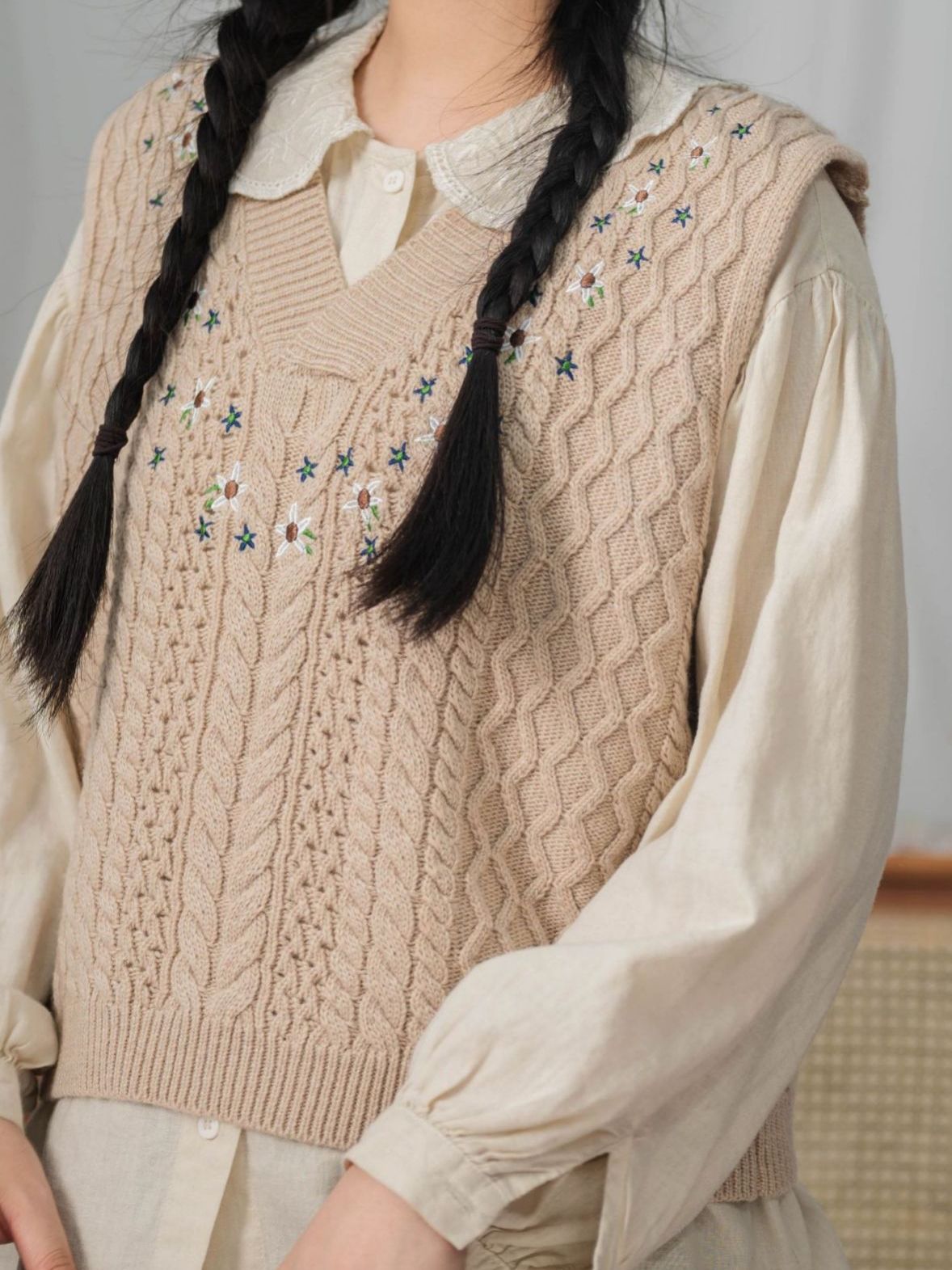 V-Neck Embroidered Knitted Vest for Women, Retro Floral Niche Design Sweater Vest, Fashionable and Versatile