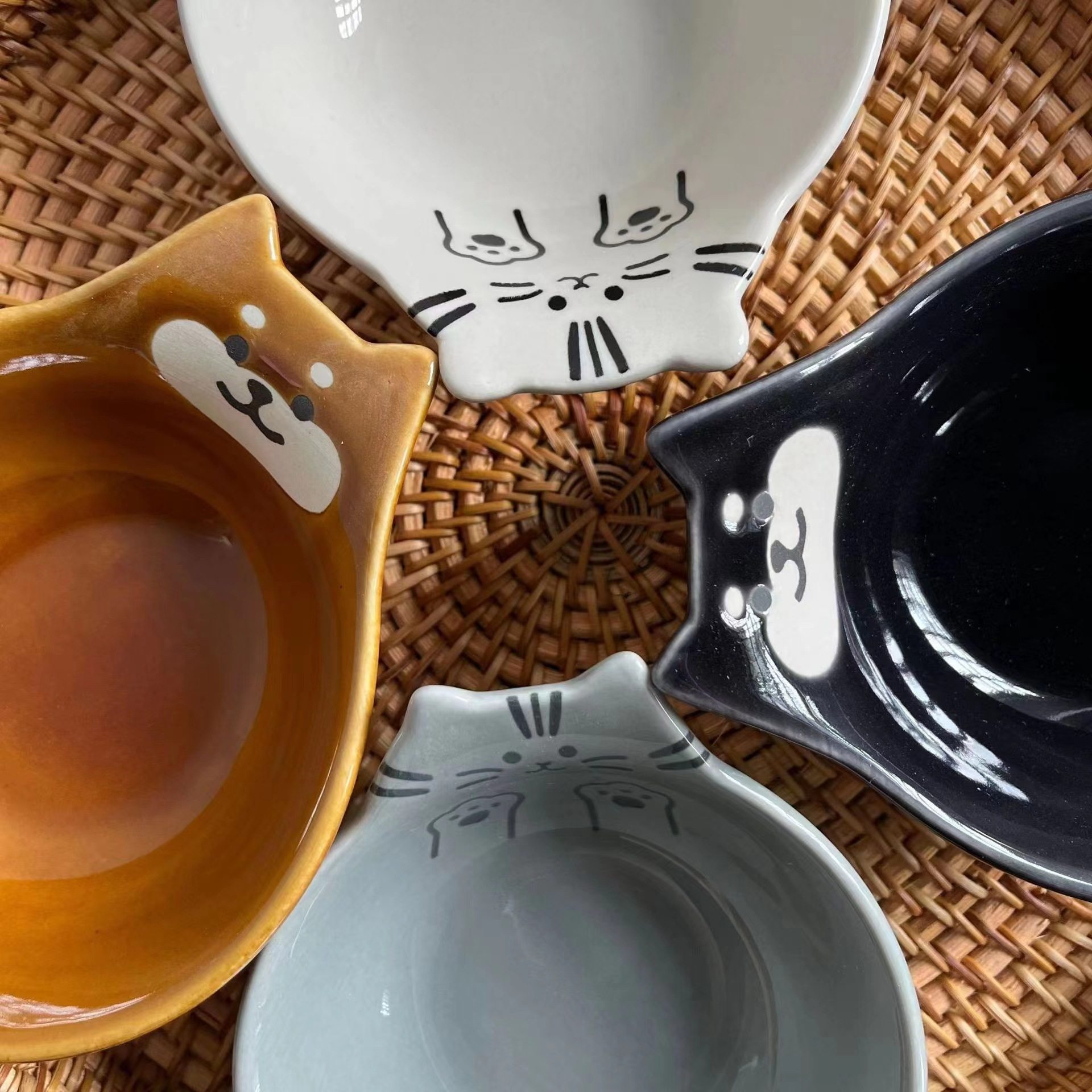 Export original Japanese-style cartoon embossed ceramic bowl children's bowl household sauce dish seasoning dish small Bowl flavor dish