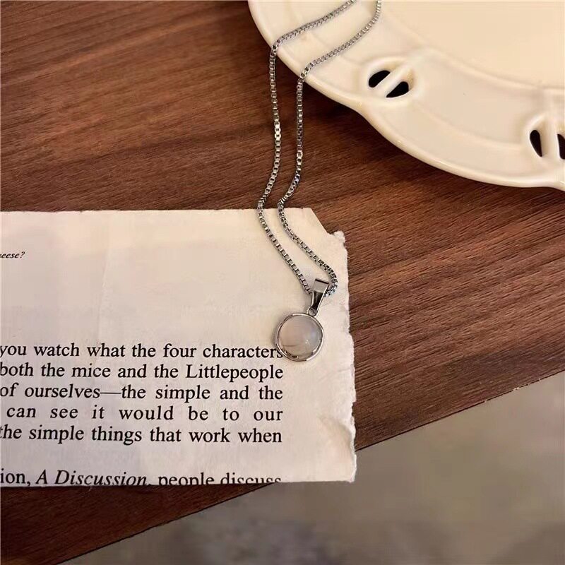 2025 New White Chalcedony Round Pendant Necklace Summer Versatile Collarbone Chain Fashion Personality Temperament Accessory