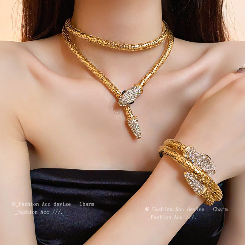 French Entry Luxury Snake-shaped Diamond-encrusted Magnetic Necklace Niche Simple Design Clavicle Chain Fashion High-end Jewelry for Women
