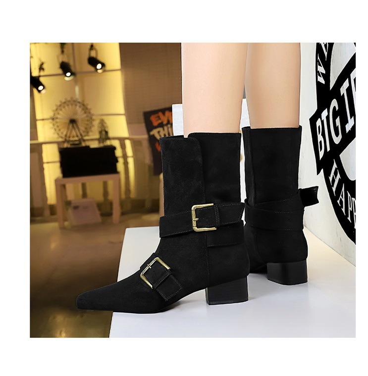 Boot nữ cổ trung mũi vuông khóa thắt lưng gót vừa phong cách retro — màu đen, nâu đậm, quả mơ