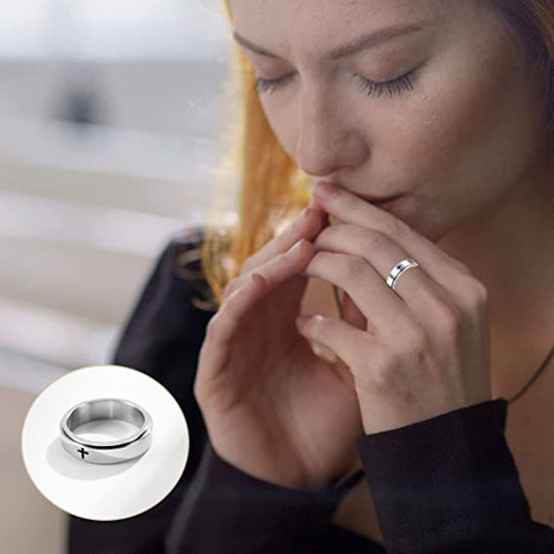 Xinghe cross-border e-commerce Europe and the United States cross rotation decompression ring universal wheel titanium steel ring spot wholesale