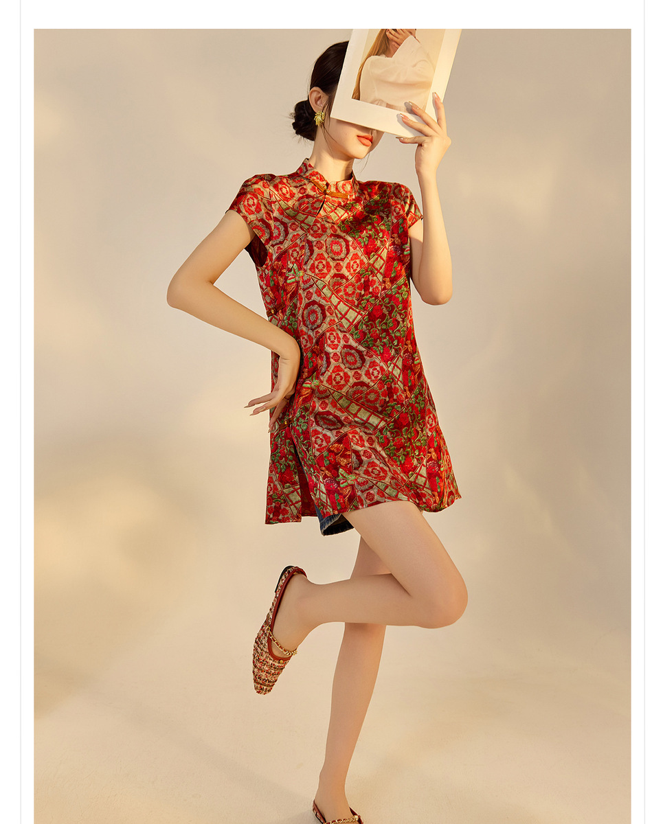 Đầm chữ A nữ cổ đứng thêu họa tiết cao cấp dáng suông — Màu caramel, Màu đỏ san hô
