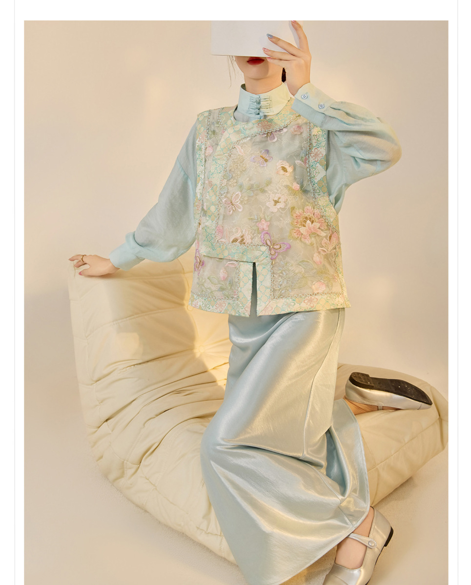 Áo gile nữ dáng vest cổ tròn thêu họa tiết hoa — màu xanh nhạt