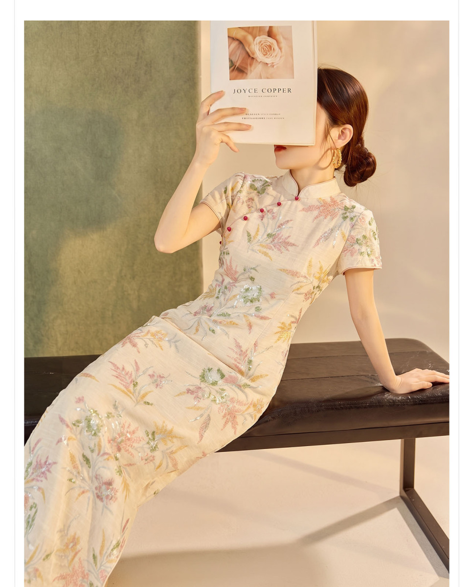 Đầm dài ôm dáng cổ đứng thêu hoa tiết thanh lịch — Màu trắng ngà