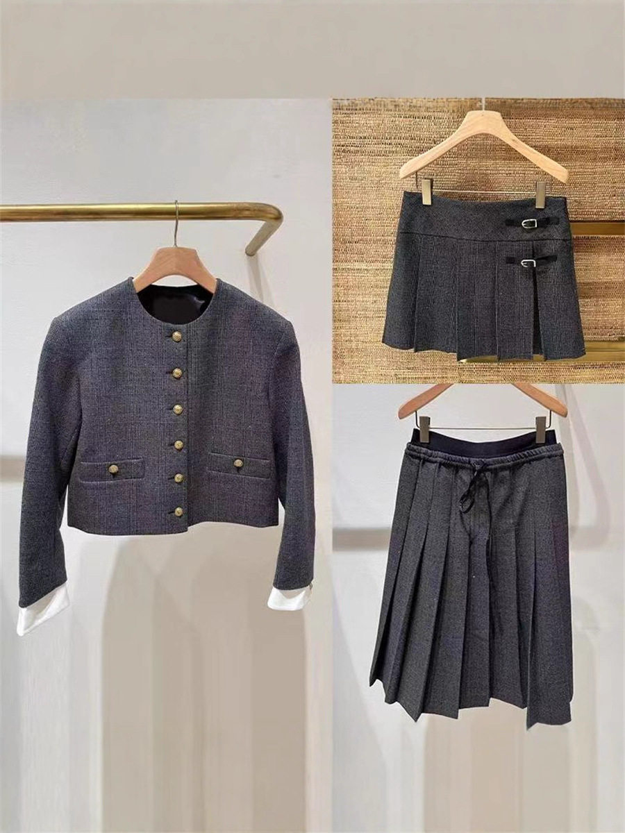 French Niche 2025 Early Autumn New Retro Plaid Round Neck Elegant Short Jacket Pleated Skirt Suit