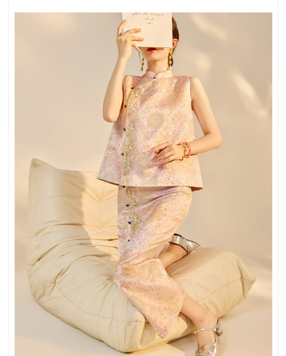 Set áo gile dệt jacquard thêu đính cườm kèm chân váy midi chữ A xẻ tà — Áo gile dệt jacquard (giao hàng trong 7 ngày), Áo gile dệt jacquard (giao hàng trong ngày), Chân váy jacquard (giao hàng trong 7 ngày), Chân váy jacquard (giao hàng trong ngày)