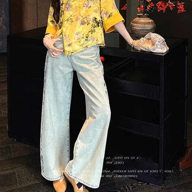 Quần jean nữ ống rộng cạp cao thêu hoa bên hông — Chàm, Xanh nhạt
