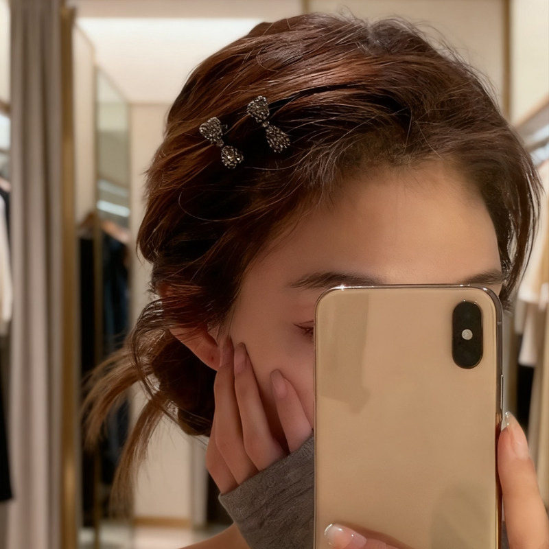 กิ๊บติดผมไรน์สโตนขนาดเล็กที่มีเสน่ห์ ดูดี สวยงาม โบว์ หน้าม้...