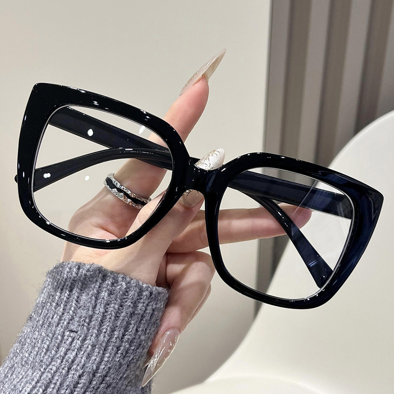 Fashionable Non-Prescription Large Frame Cat-Eye Glasses for Women with a High-End Feel, European and American Trendy Casual Decorative Glasses