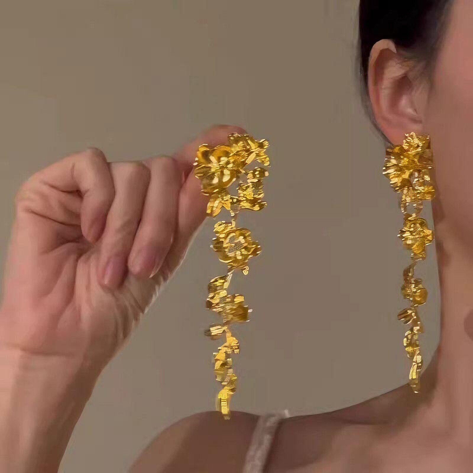 High-end light luxury golden flower earrings, retro new Chinese style horse face skirt earrings, exaggerated temperament, long tassel earrings