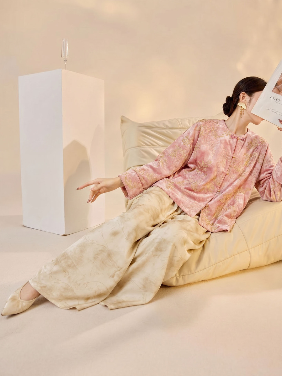 Áo khoác nữ thêu hoa tay loe phối cúc một hàng — Phấn hồng