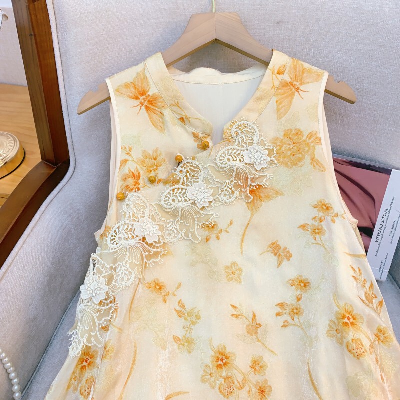 Set áo vest không tay in hoa ren cài khuy kèm chân váy xếp ly dài cạp thấp — Vàng mơ