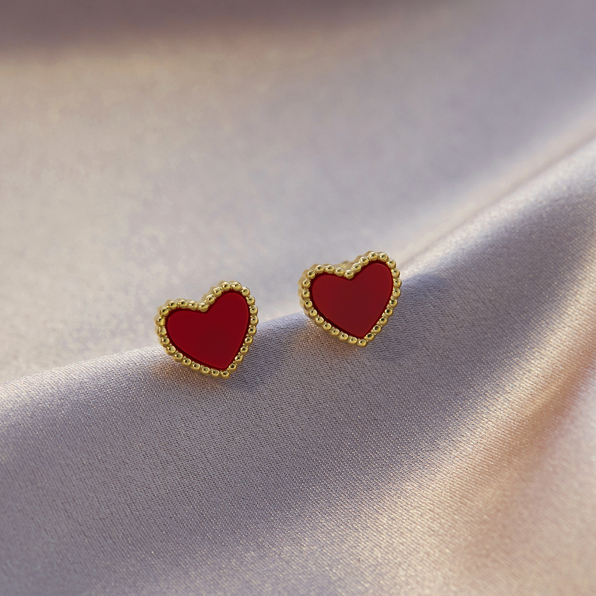赤い愛のイヤリング