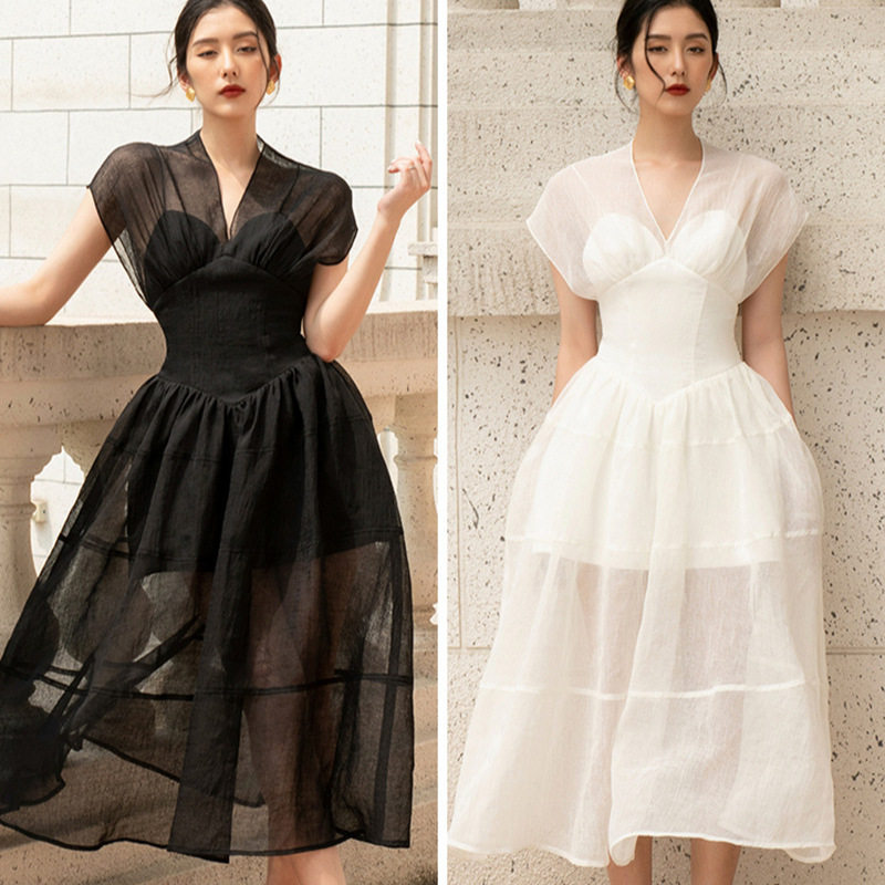 Áo croptop nữ tay raglan cổ chữ V kết hợp chân váy chữ A midi cạp cao — Trắng, Đen