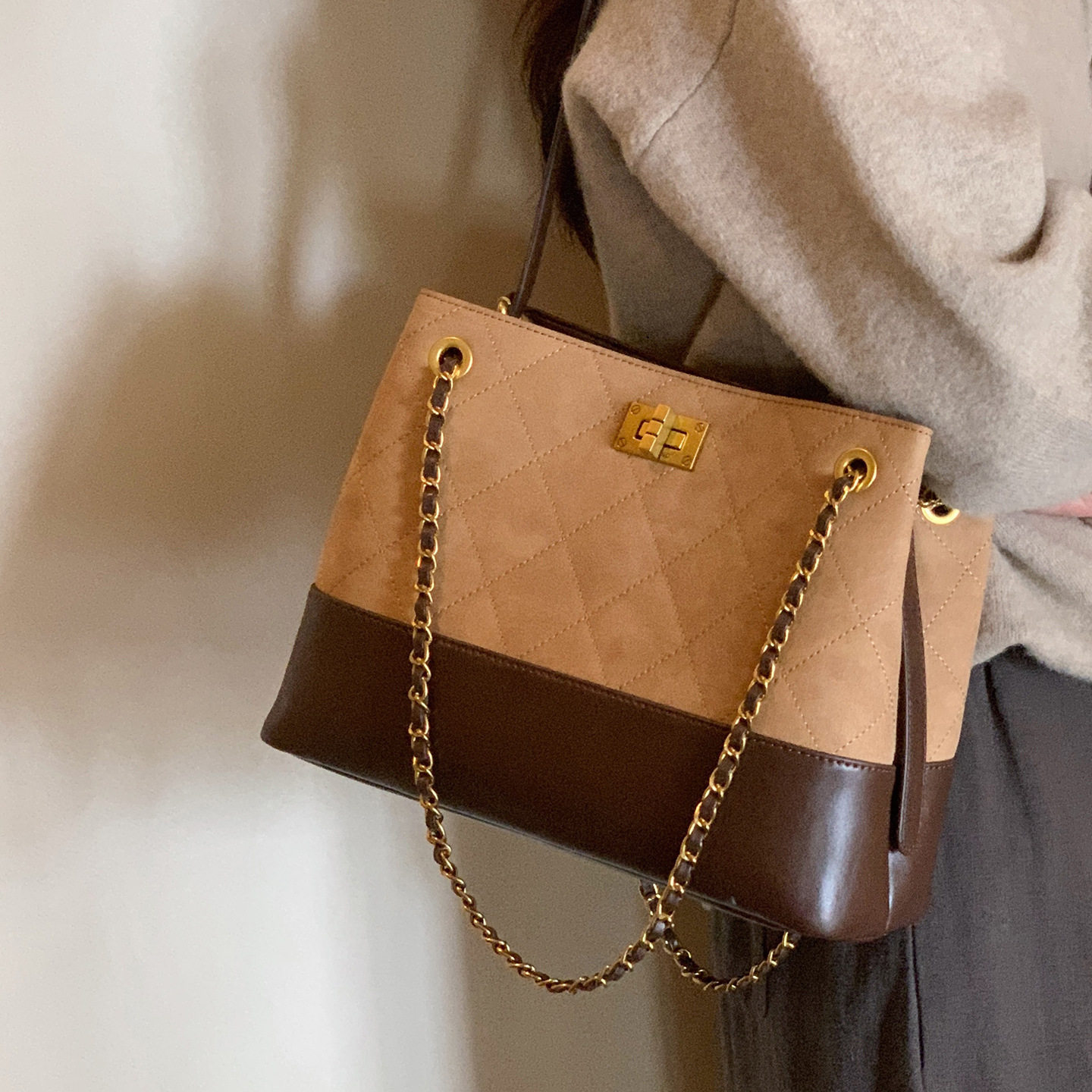 New Large-Capacity Tote Bag for Women Autumn and Winter Suede Quilted Chain Shoulder Crossbody Bag Fashionable Texture Tote Bag