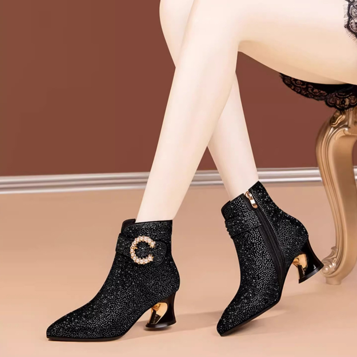 Boot nữ cổ thấp mũi nhọn gót thô đính pha lê phối khóa kéo bên — Màu đen, Màu vàng