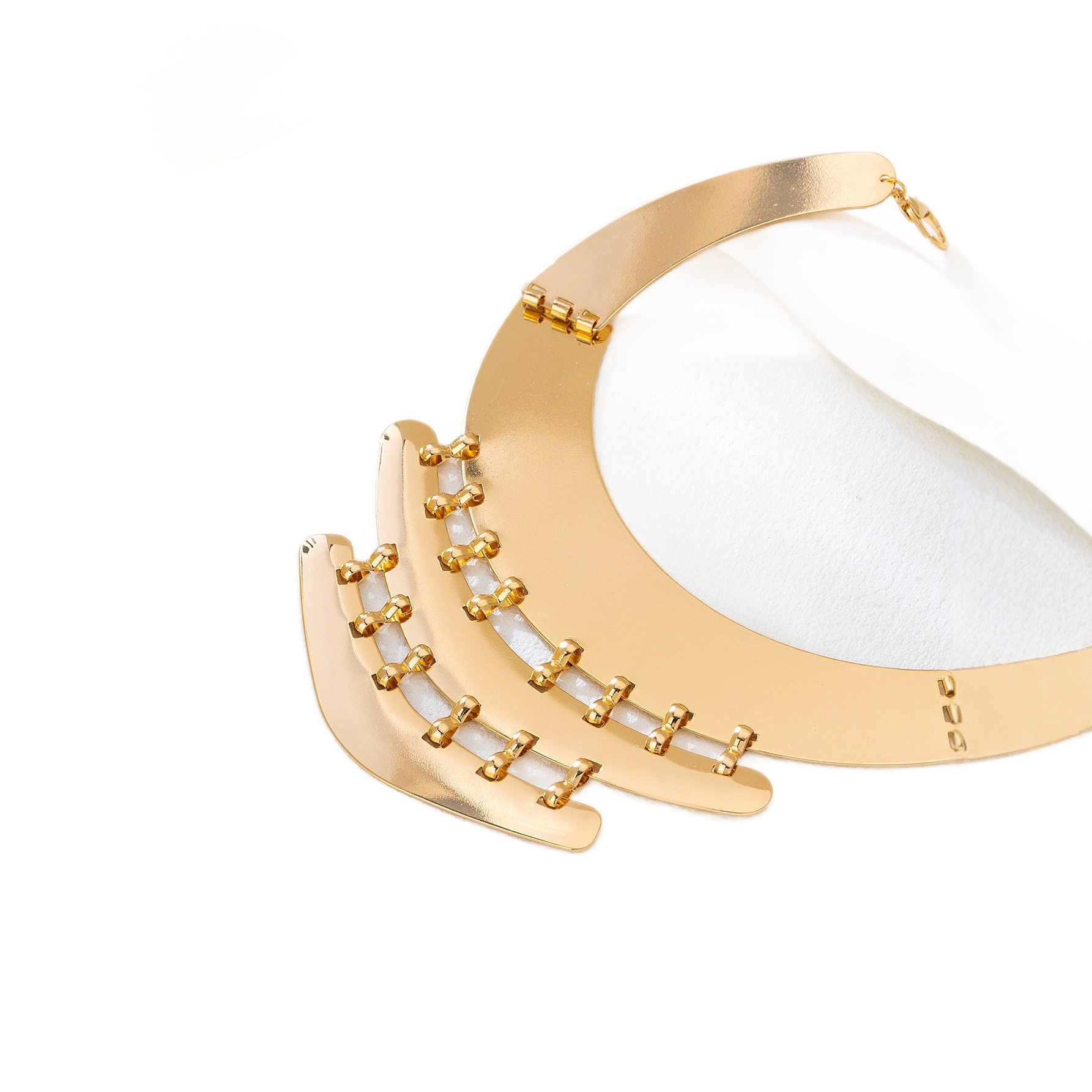 A Stylish and Exaggerated European and American Hollow Shiny Pendant Necklace for Women, Suitable for Vacation Wear as a Gift