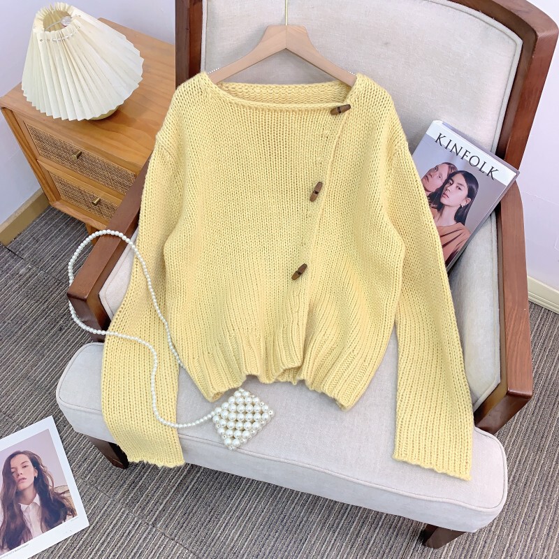 Áo cardigan nữ dệt kim dày dặn cổ chéo lệch vai, dáng suông thanh lịch — Màu vàng kem