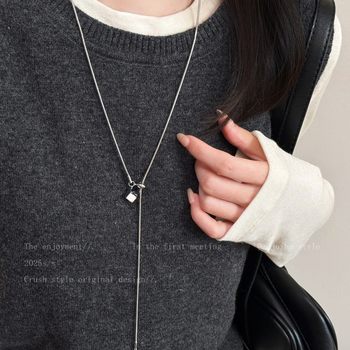 Casual Metal Square Pendant Necklace for Women, High-End, Accessible Luxury, Niche Sweater Chain, Long Pull-Out Adjustable Accessories