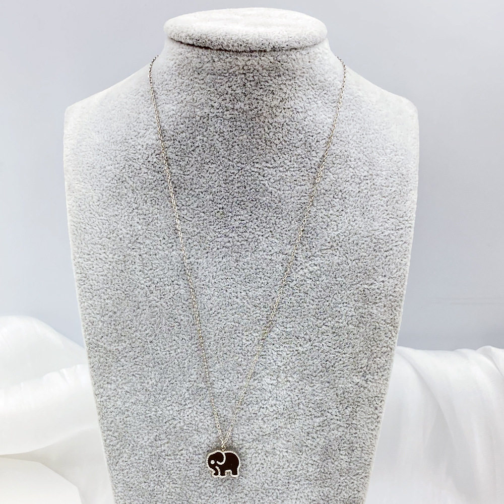 Auspicious baby elephant black and white double-sided beaded shell white fritillary necklace clavicle chain female titanium steel plated 18K gold