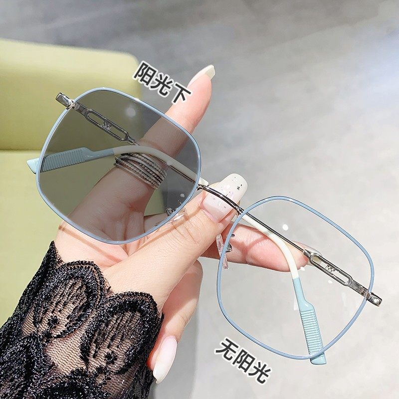 All-match plain-faced photosensitive discoloration anti-blue light glasses women's large-frame plain-faced glasses frame anti-blue discoloration myopia factory