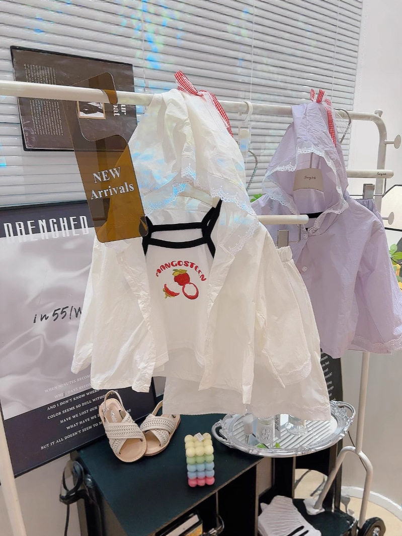 Set tiga bagian stylish dopamine anak perempuan musim panas, jaket hoodie pelindung sinar matahari berumbai renda