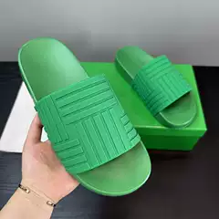 European Thick-Soled Flip-Flops for Men, Lightweight and Non-Slip 2025 New Outer Wear Slippers for Men, Black Beach Sandals