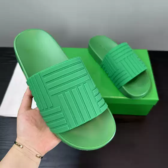 European Thick-Soled Flip-Flops for Men, Lightweight and Non-Slip 2025 New Outer Wear Slippers for Men, Black Beach Sandals