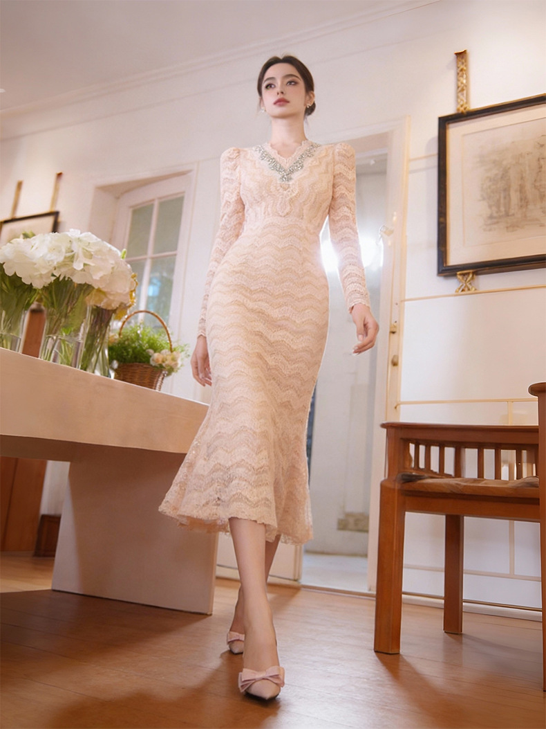 Đầm ren ôm body nữ cổ chữ V đính đá dáng dài — Màu be