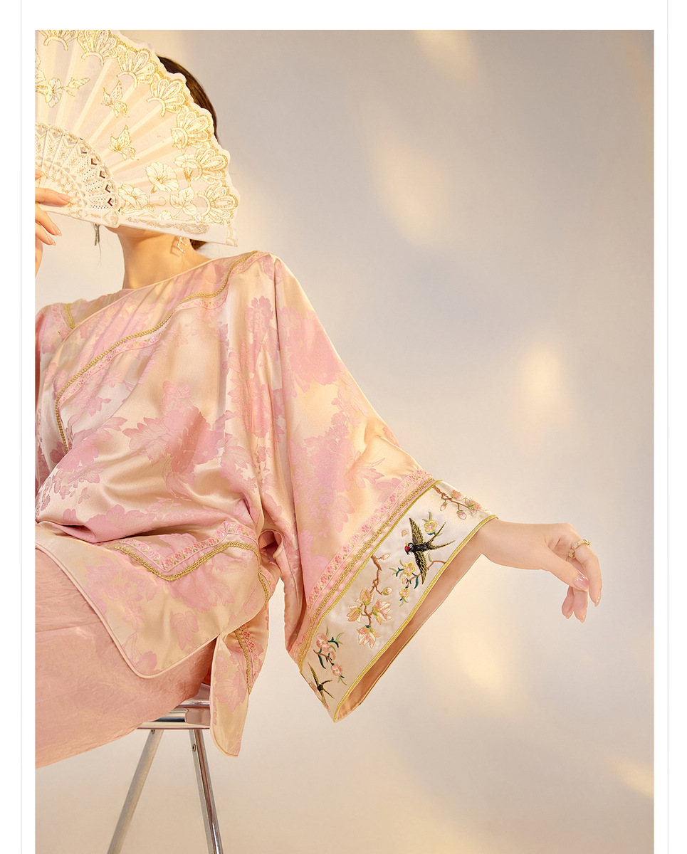 Áo sơ mi nữ dài tay dáng rộng họa tiết hoa nổi chất liệu rayon pha polyester — Củ sen hồng (giao hàng trong 7 ngày), Hoa sen hồng (tóc cùng ngày)
