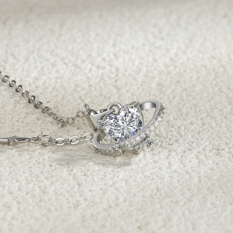 Love Planet Necklace Women's Simple Fashion High-end Heart-shaped Pendant Niche Design Small Fresh Star Clavicle Chain