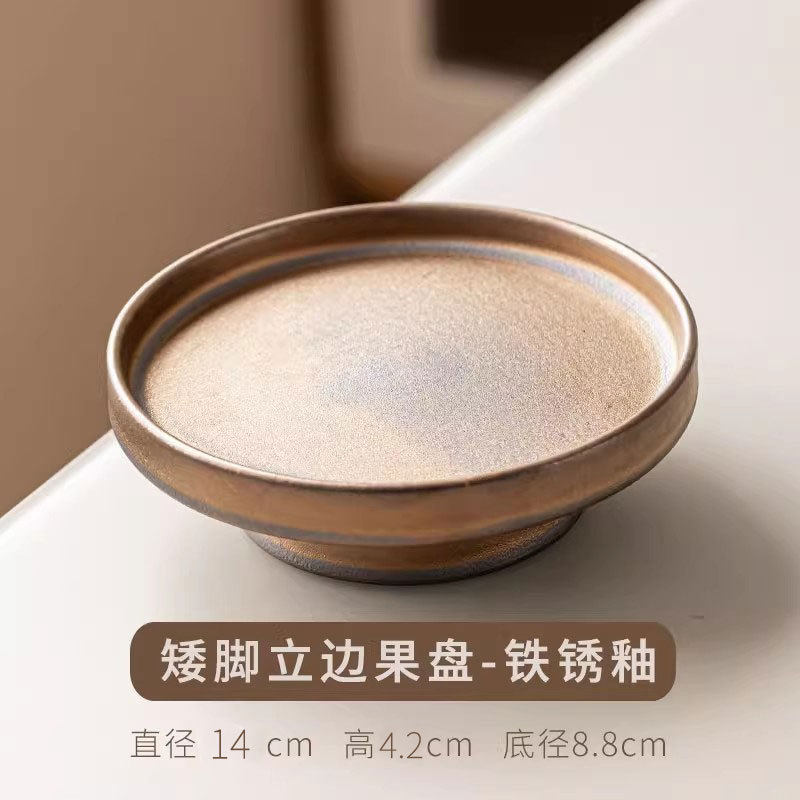 低い足の果物は辺の皿を立てます。