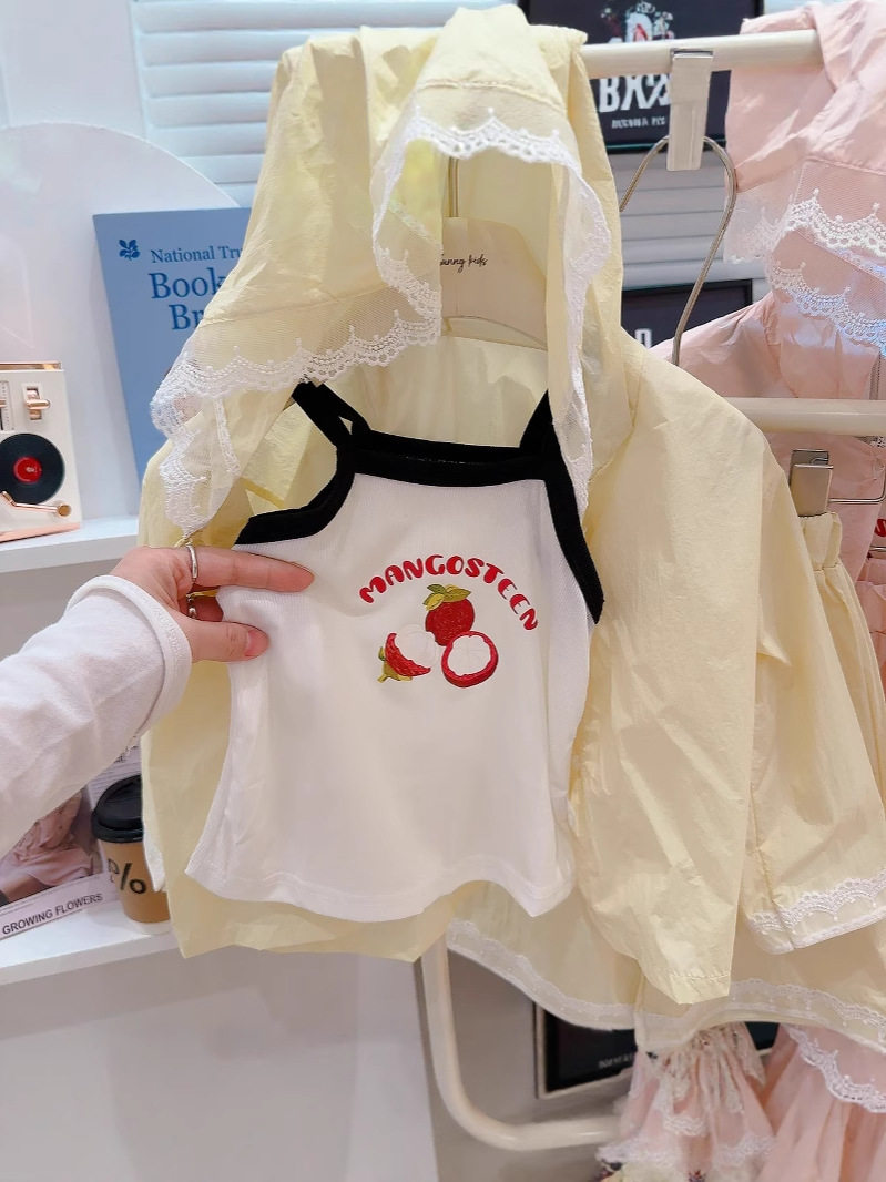 Set tiga bagian stylish dopamine anak perempuan musim panas, jaket hoodie pelindung sinar matahari berumbai renda