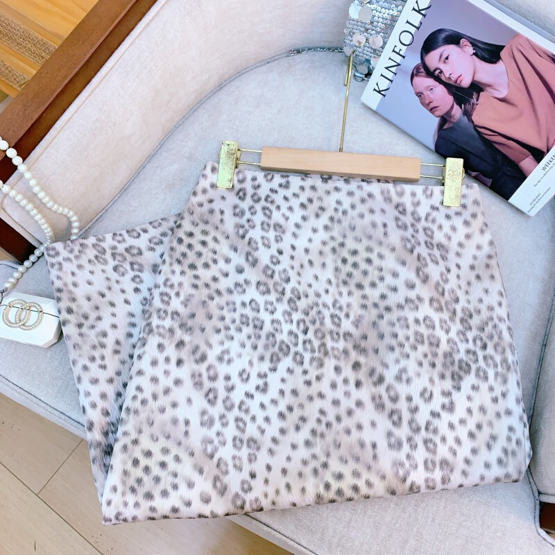 Chân váy midi ôm dáng suông họa tiết da báo nhẹ phối lông thỏ — Chân váy midi họa tiết da báo, Chân váy midi trắng tinh, Váy dài đen xám, Váy dài họa tiết da báo