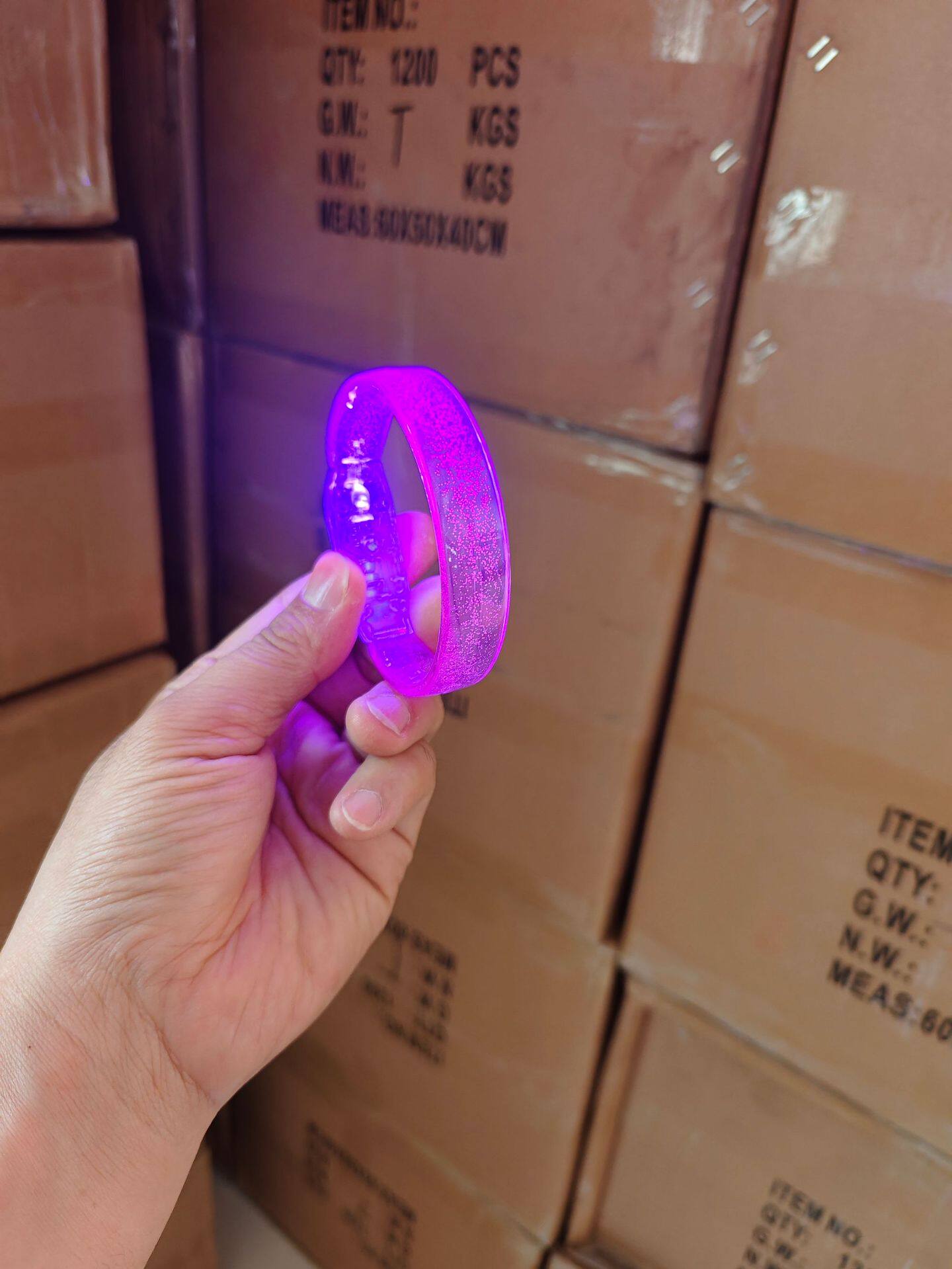 新款儿童装饰发光宽手镯首饰气泡荧光手环可私制LOGO地推玩具礼物