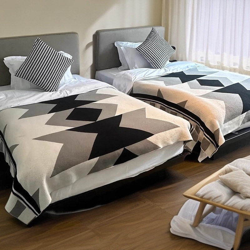 A4 Geometric Pattern Knitted Blanket, Light Luxury Style Knitted Yarn Blanket, Leisure Blanket for Guesthouses, Bed Blanket, Sofa Blanket