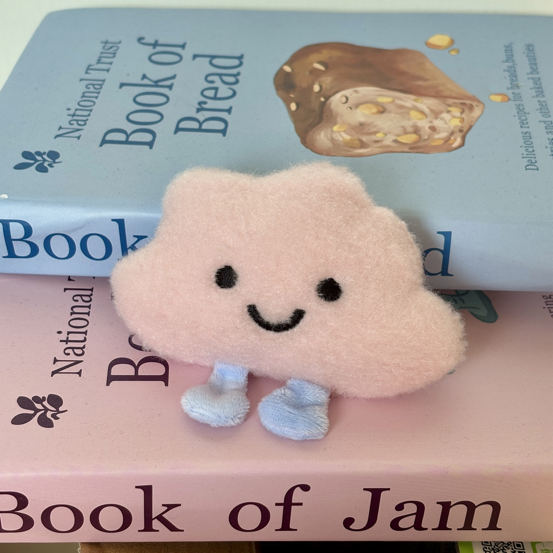 创意卡通云朵毛绒胸针玩偶挂件可爱儿童头饰包包服装装饰配件批发