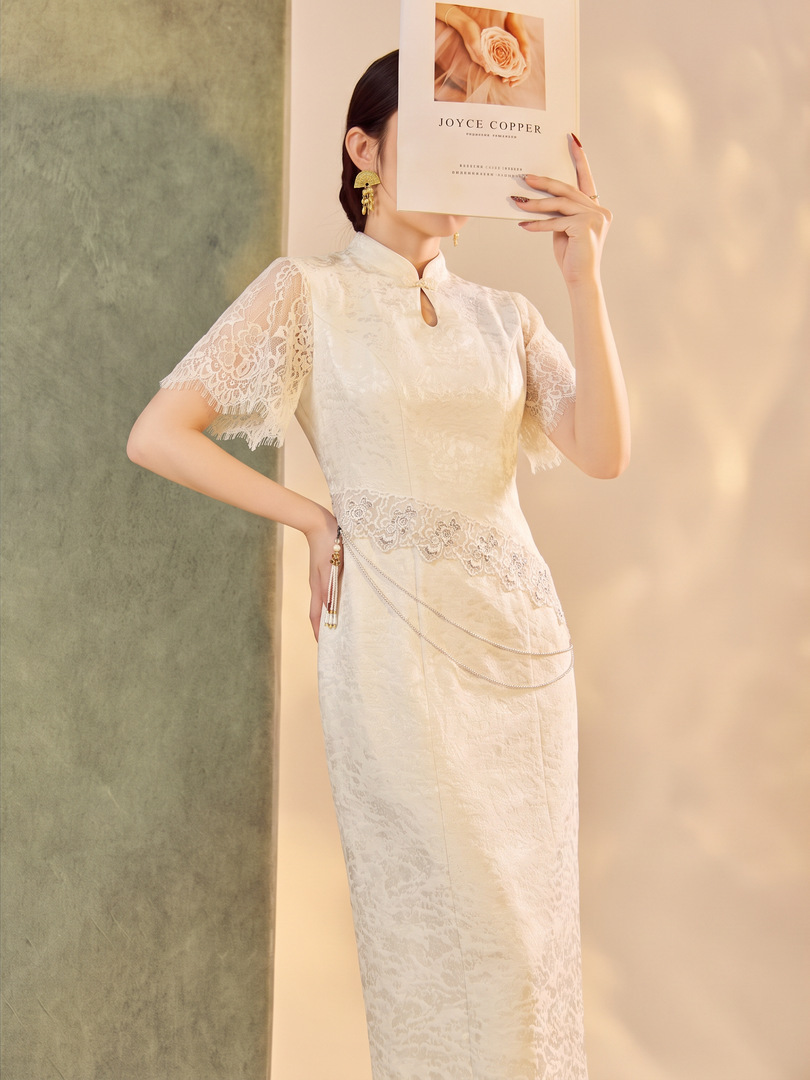 Bộ áo dài cách tân dáng ôm họa tiết hoa dệt jacquard kèm khăn choàng ngọc trai tháo rời — Vân kiều, Váy liền, Bộ