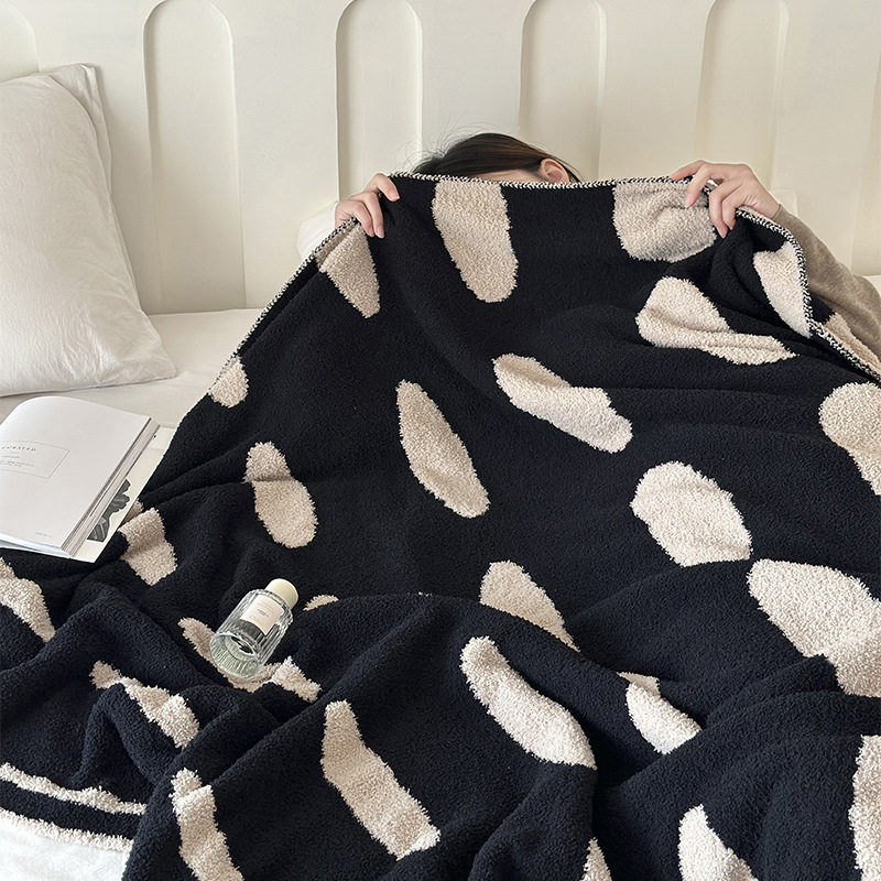Half-side velvet blanket office sofa blanket black and white two-sided nap thickened blanket autumn and winter velvet blanket