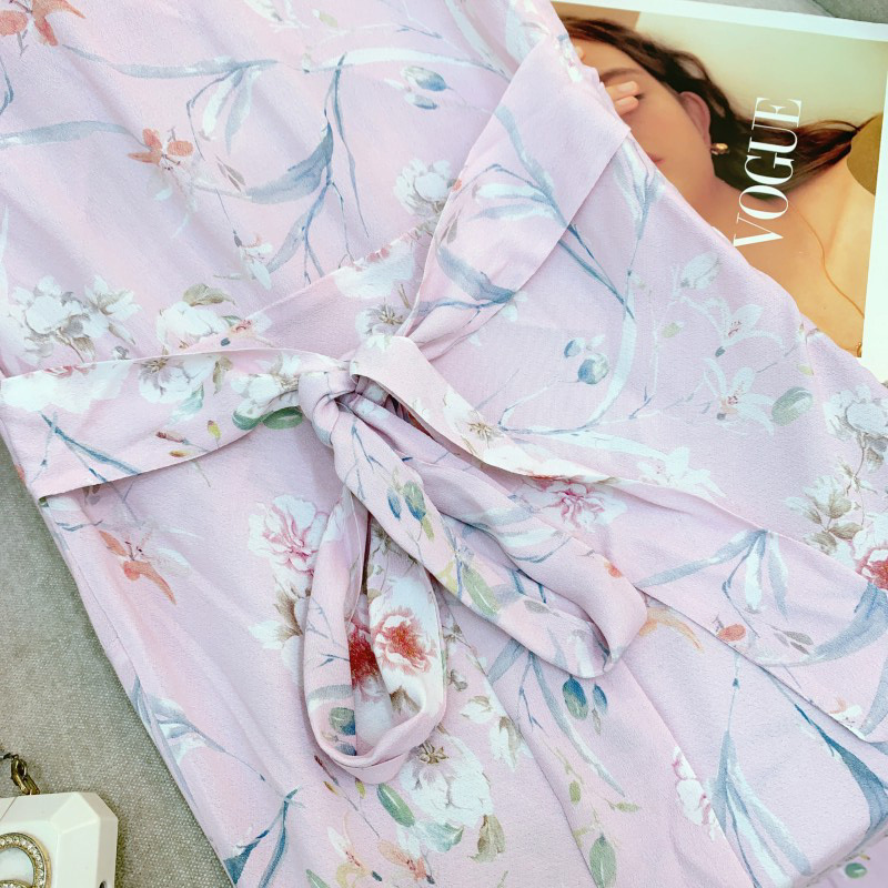 Đầm maxi nữ cổ V tay bồng họa tiết hoa nhí viền ren thắt eo dáng đuôi cá — Hồng đinh hương màu sương mù, tặng kèm áo mặc trong