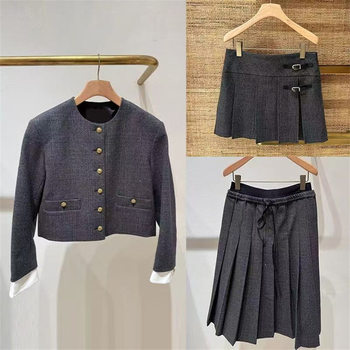 French Niche 2025 Early Autumn New Retro Plaid Round Neck Elegant Short Jacket Pleated Skirt Suit