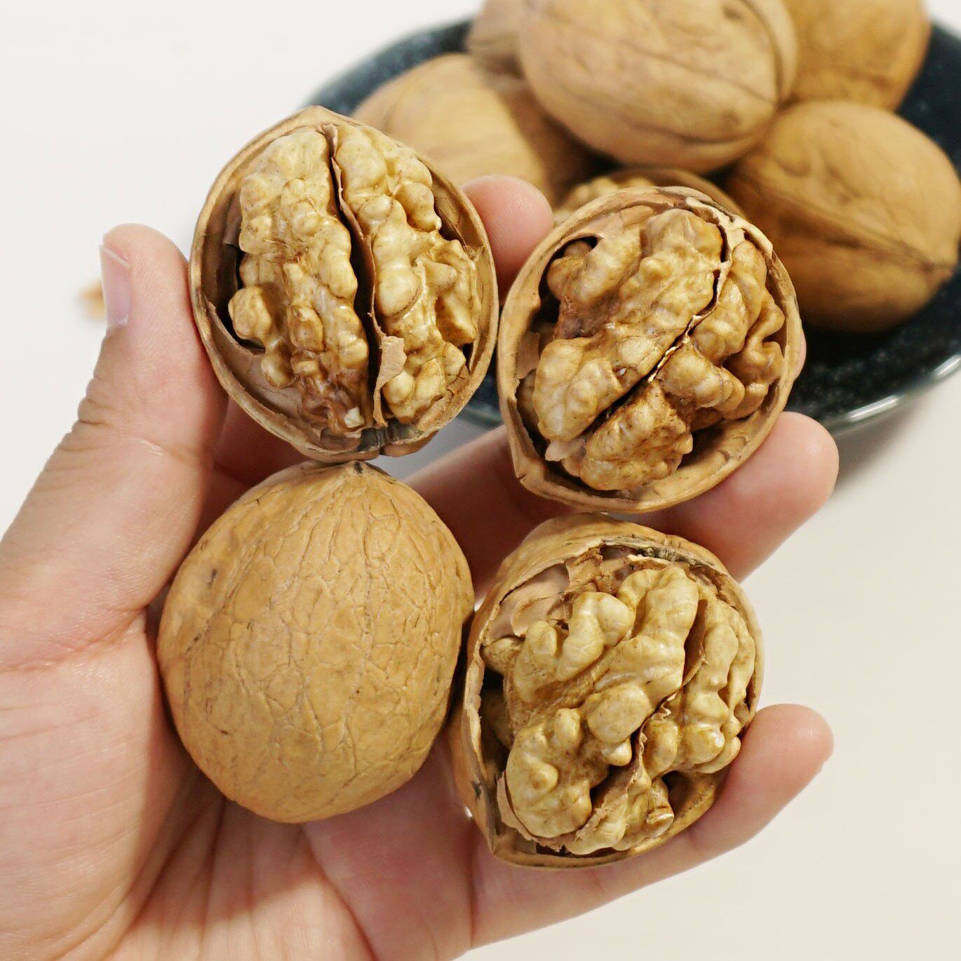 Paper-skin walnut thin-skin walnut black walnut hand-peeled pecans nuts snacks plump fruit