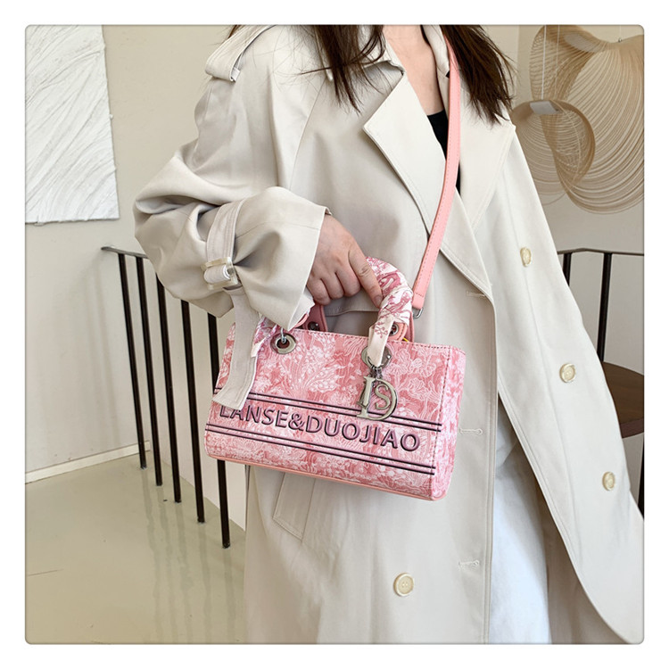 Cross-border high-looking handbag for women new popular niche design Diana bag embroidered shoulder messenger bag 40 undefined